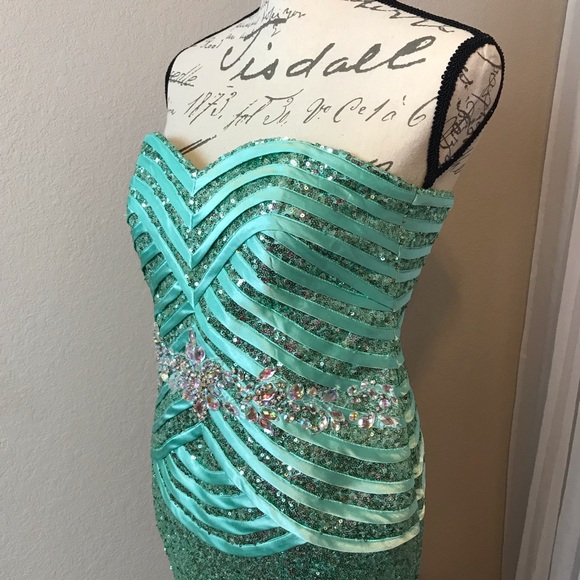 👗Gorgeous Green Sequin Formal/Prom Dress - Picture 2 of 8